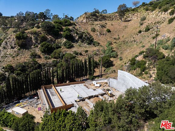 4th image of 1868 N Doheny Dr