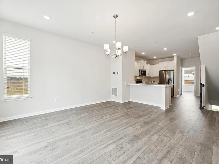 818 Bond St — Photo 7