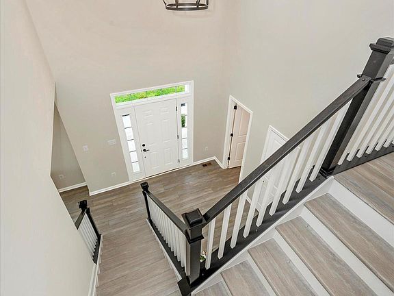 3rd image of 14 Meadowridge Dr