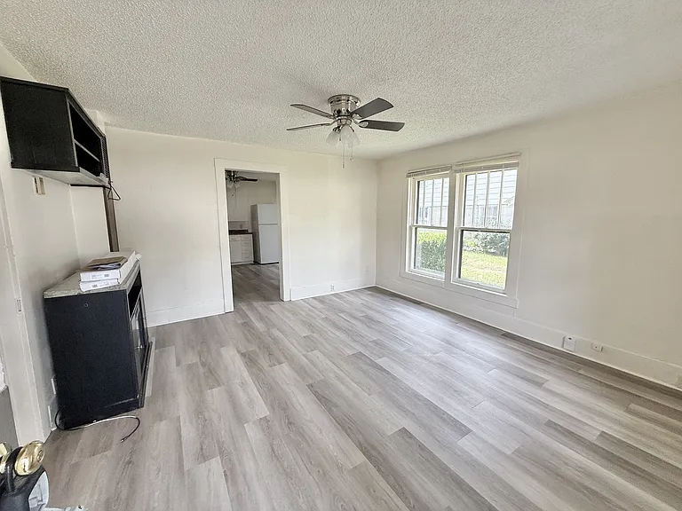 305 Beard St — Photo 5