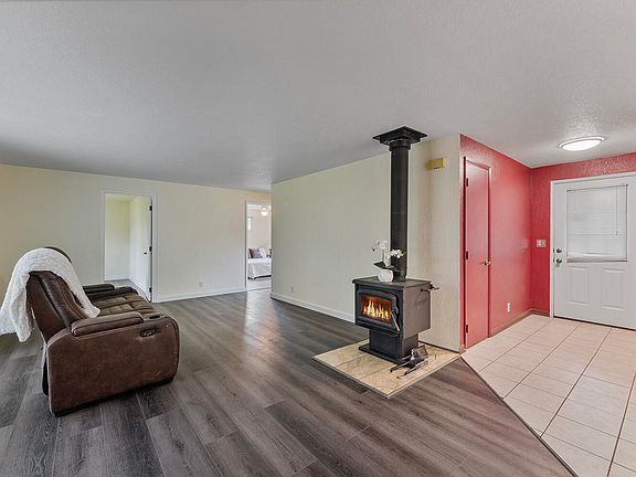 5th image of 107 Marie Cir