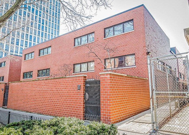 1st image of 725 W Waveland Ave #3B