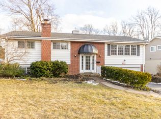 211 Skyline Dr, Barrington, IL 60010