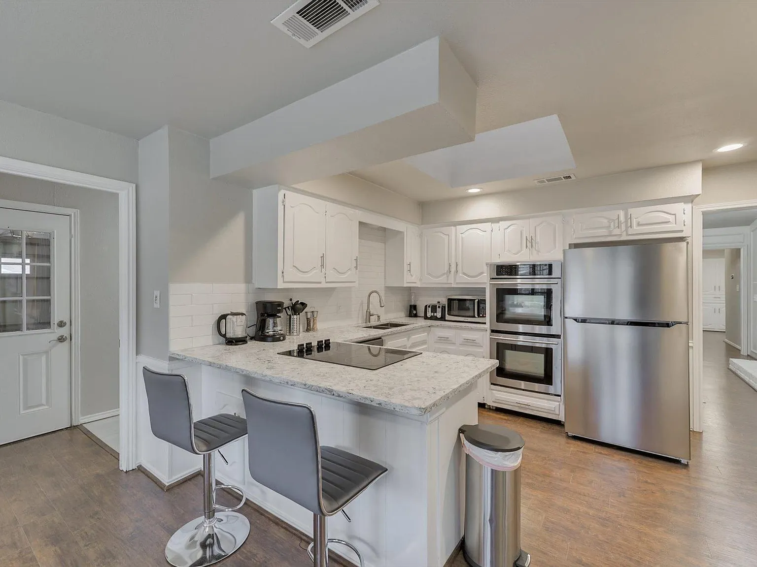 4 bed, 2273 sqft, $8,250 — Photo 2