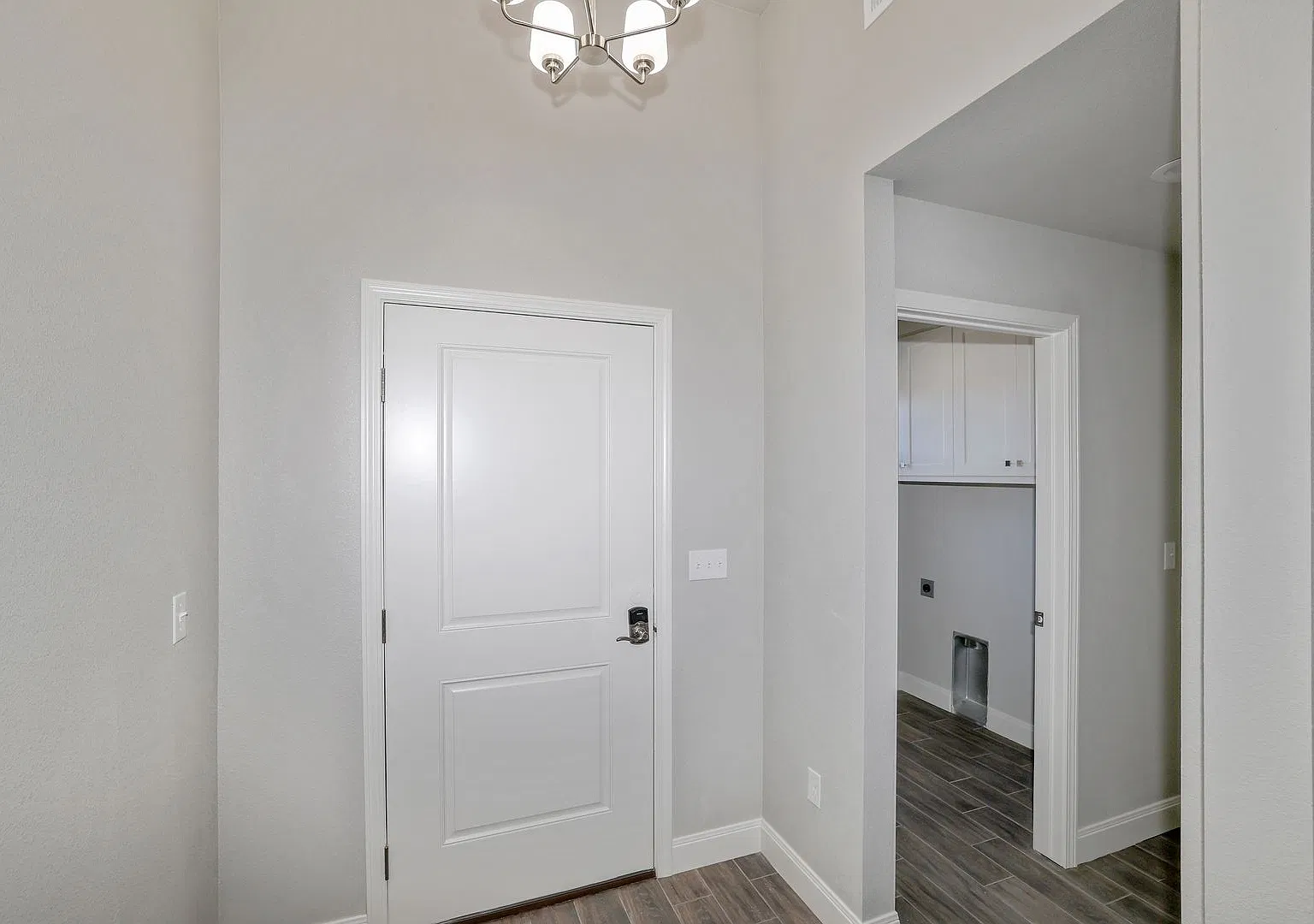 7616 Woodford — Photo 2