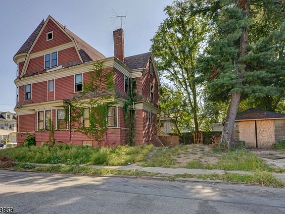 2nd image of 61-63 Leslie St