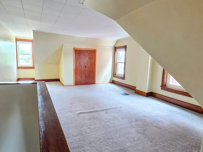 424 E Locust St — Photo 16