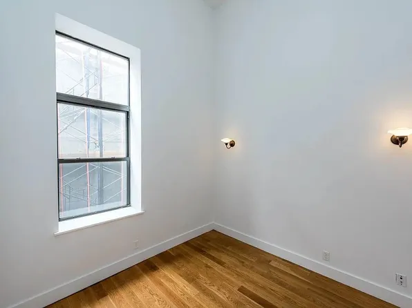 949 Willoughby Avenue image 5 of 13