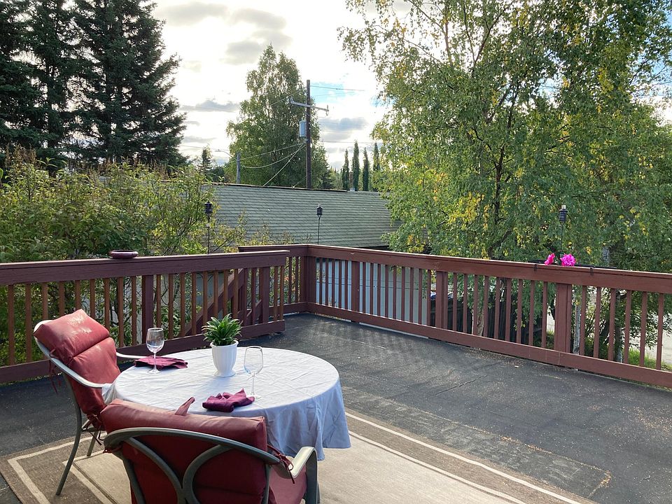 Beautiful huge south facing deck!