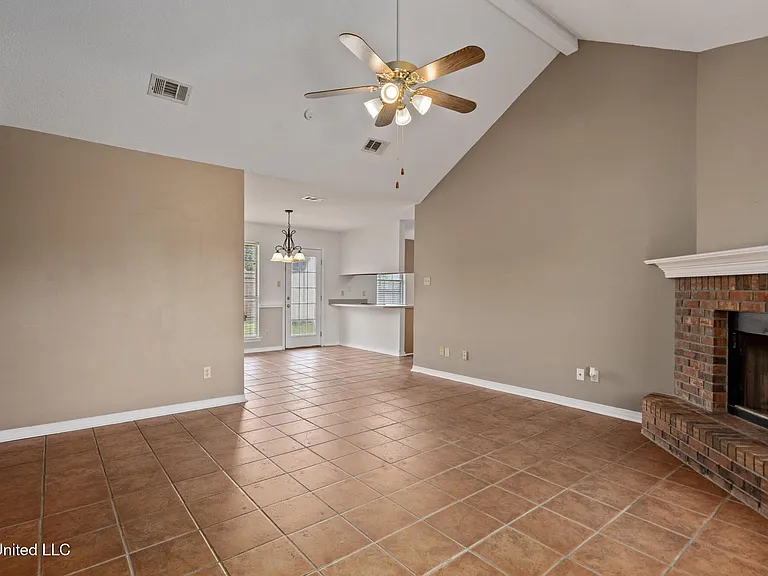 508 Woodward Dr — Photo 2