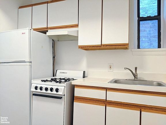 4th image of 111 W 68th St APT 3B