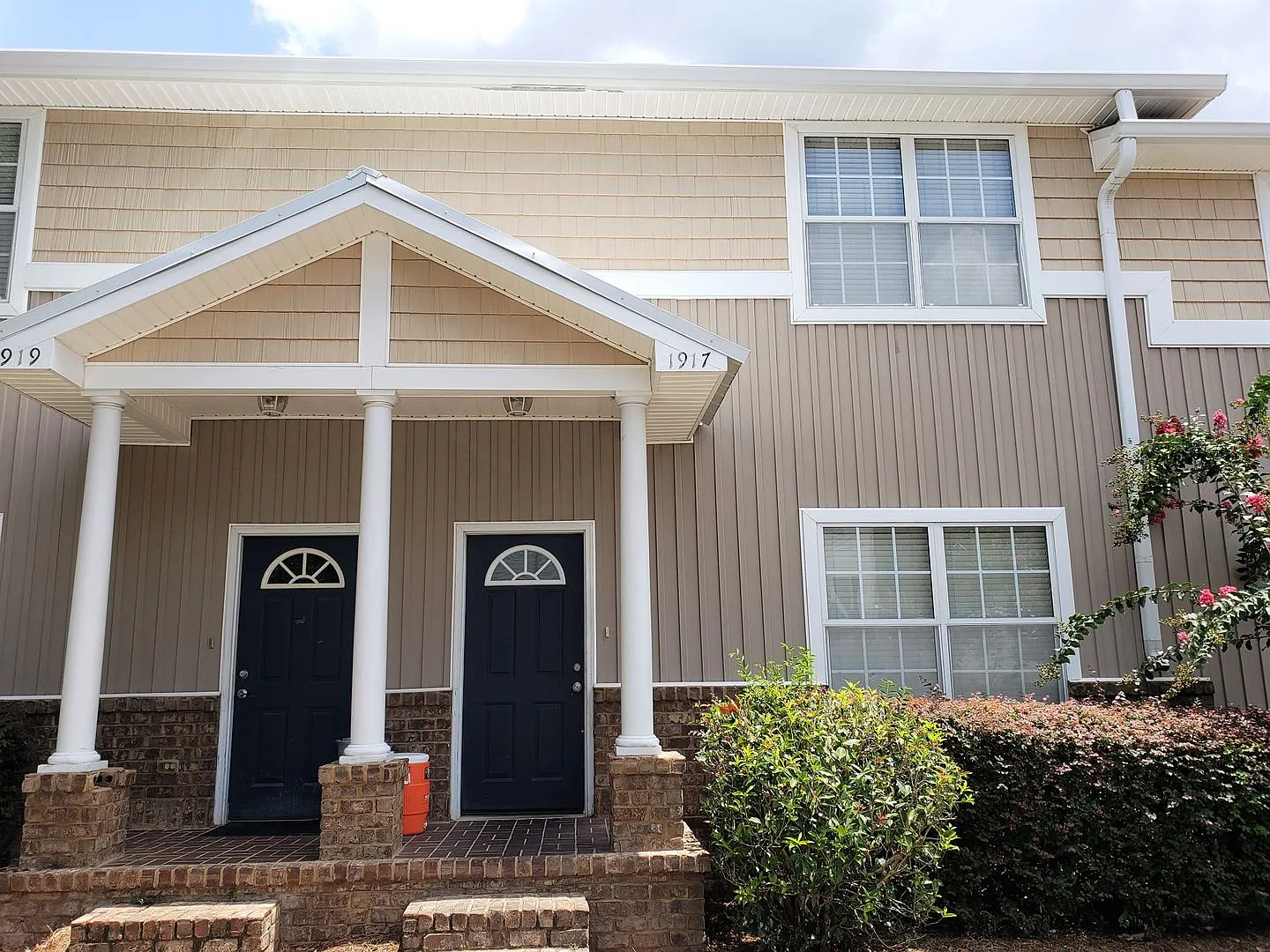 3 bedroom/ 3 bath town home for rent in Univerity Green's gated community with a pool and renting... — Photo 2