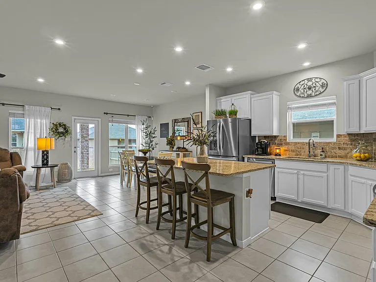 2221 Clove Ct — Photo 8