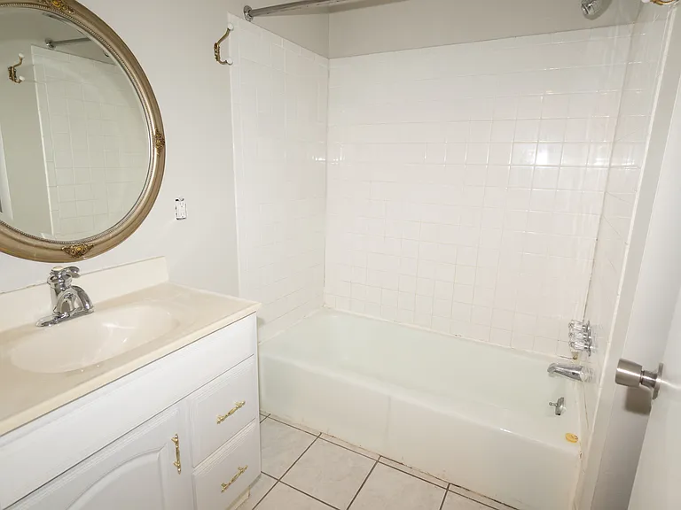 Bathroom with shower/tub combo