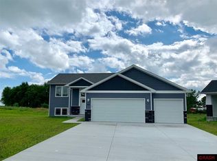 512 Graphton Ct, Lake Crystal, MN 56055