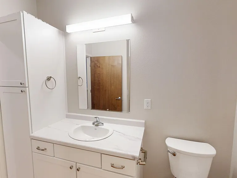 South Pointe Apartments — Photo 25