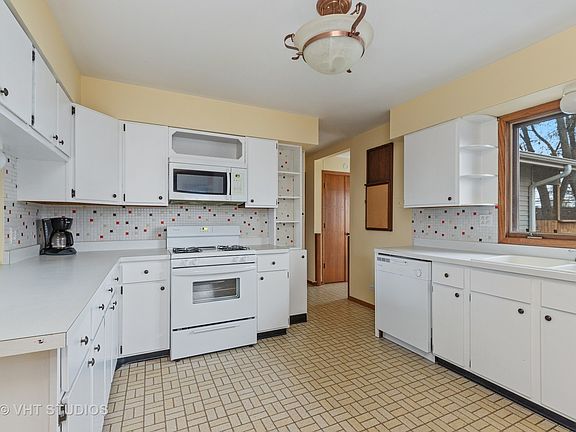3rd image of 18455 W Woodland Ter