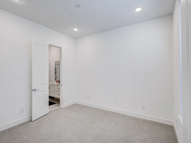 114 E Chester Ct — Photo 3
