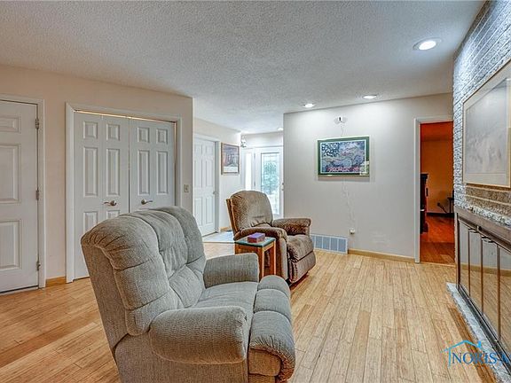 5th image of 851 Country Club Dr
