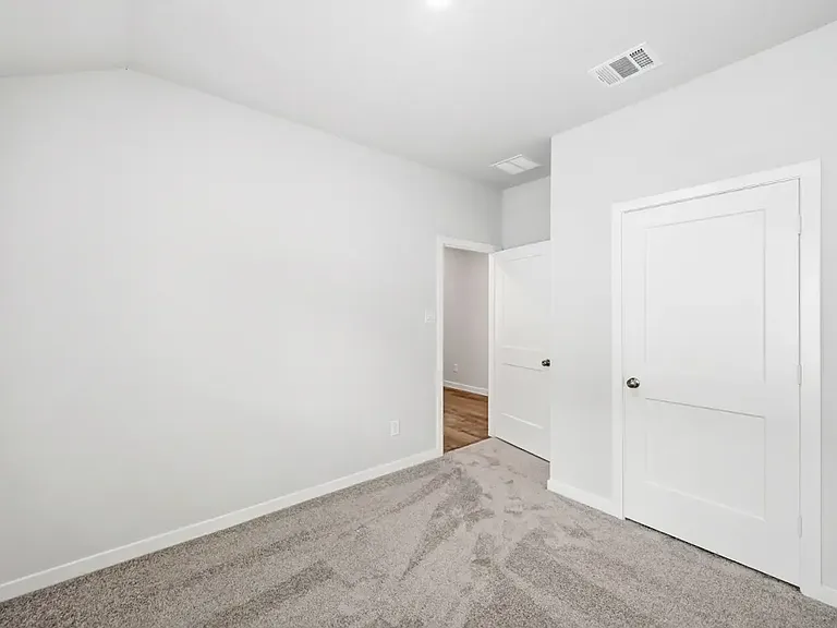 811 Brookside Dr — Photo 3