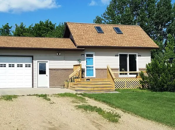 721 Lake View Dr, Devils Lake, ND 58301