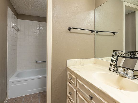 2nd image of 2556 Sunset Dr