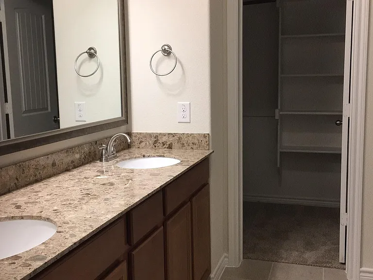 Master bathroom2