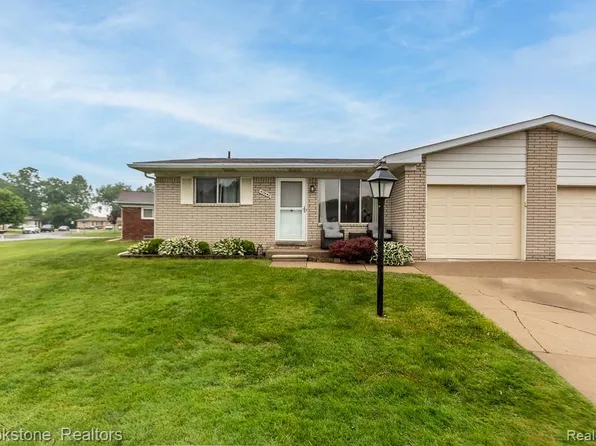 47442 Brent Ct, Chesterfield, MI 48047