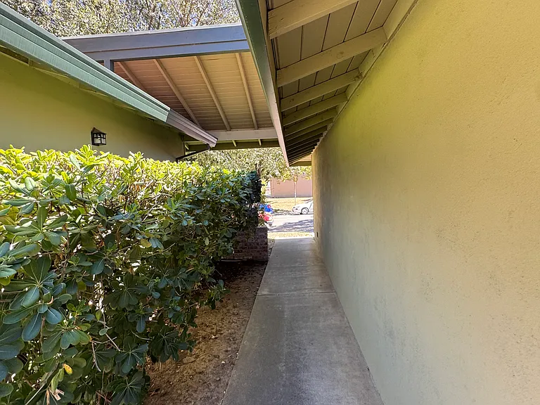 33-35 Simmons Way — Photo 2