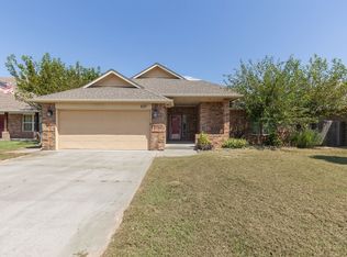 637 SW 7th St, Moore, OK 73160