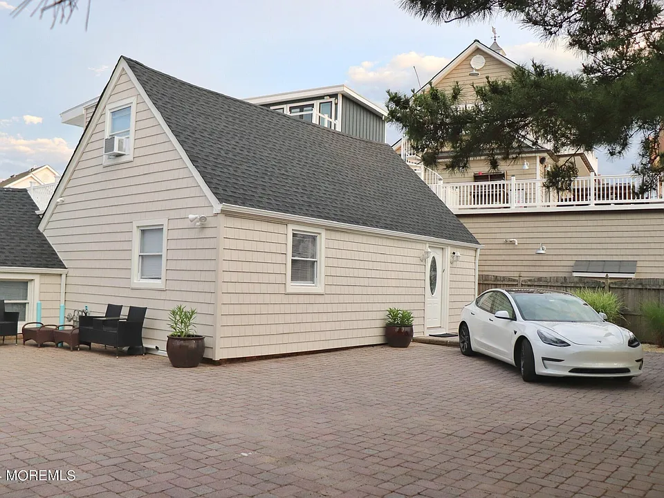 116 E Kupper Dr