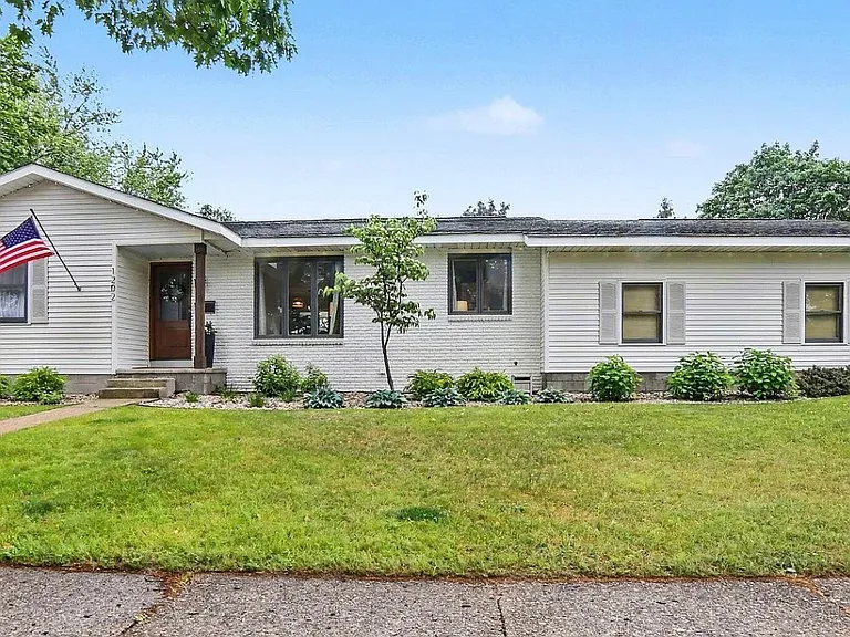 1202 Woodlawn Ave — Photo 1