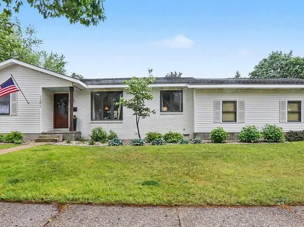 1202 Woodlawn Ave, Grand Haven, MI 49417