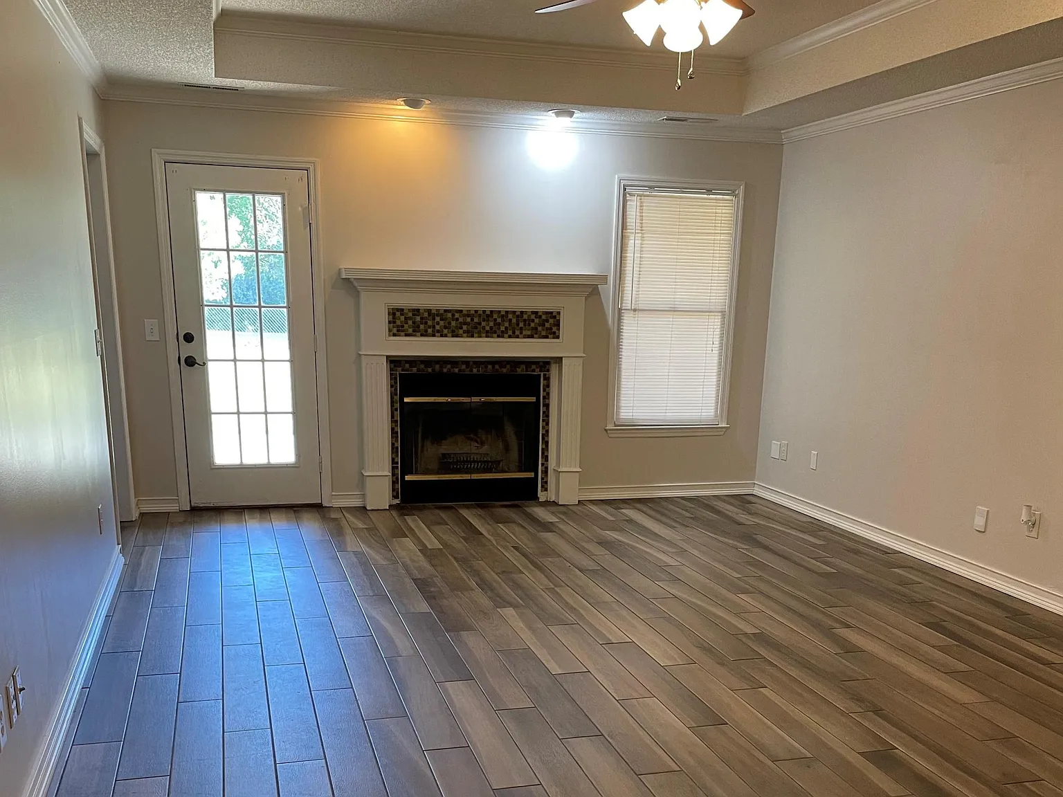 3 bed, 1972 sqft, $1,875 — Photo 2