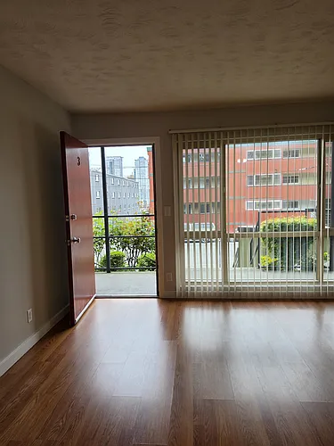 224 Bellevue Ave E Photo 1