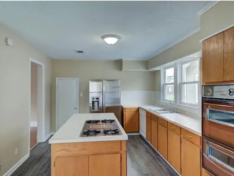 806 Ratcliff St — Photo 2