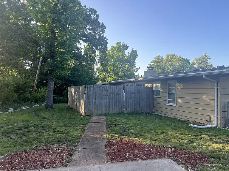 615 Crest Ct — Photo 33