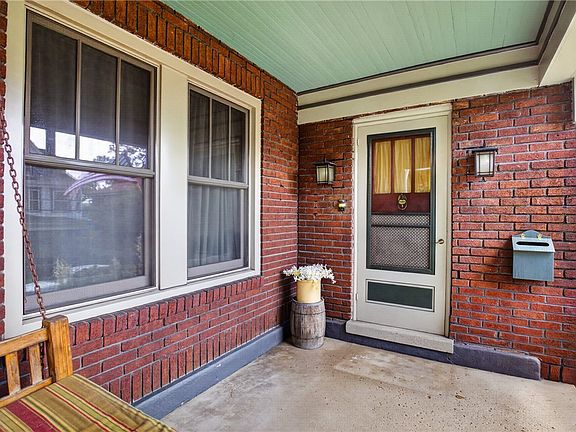 4th image of 827 Florence Ave