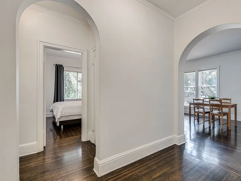 935 Jervis St — Photo 4
