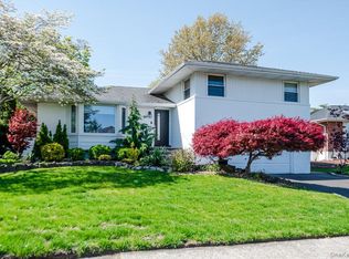 1 Ives Ln, Plainview, NY 11803