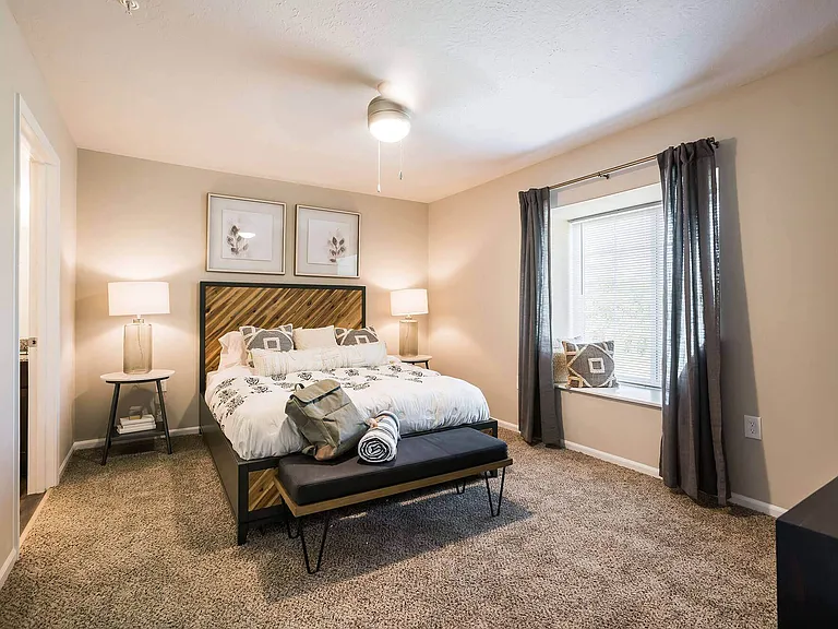 Large Main Bedroom with En-suite Bathroom & Closet