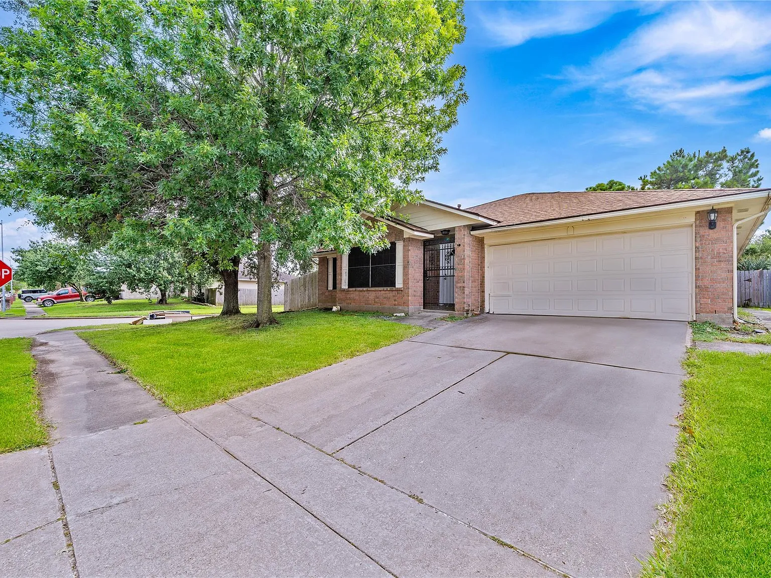 3 bed, 2.0 bath, 1911 sqft, $2,100 — Photo 2