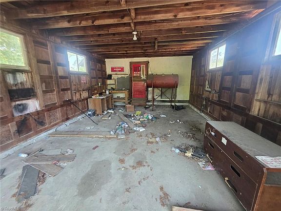 2nd image of 1050 Jacob St