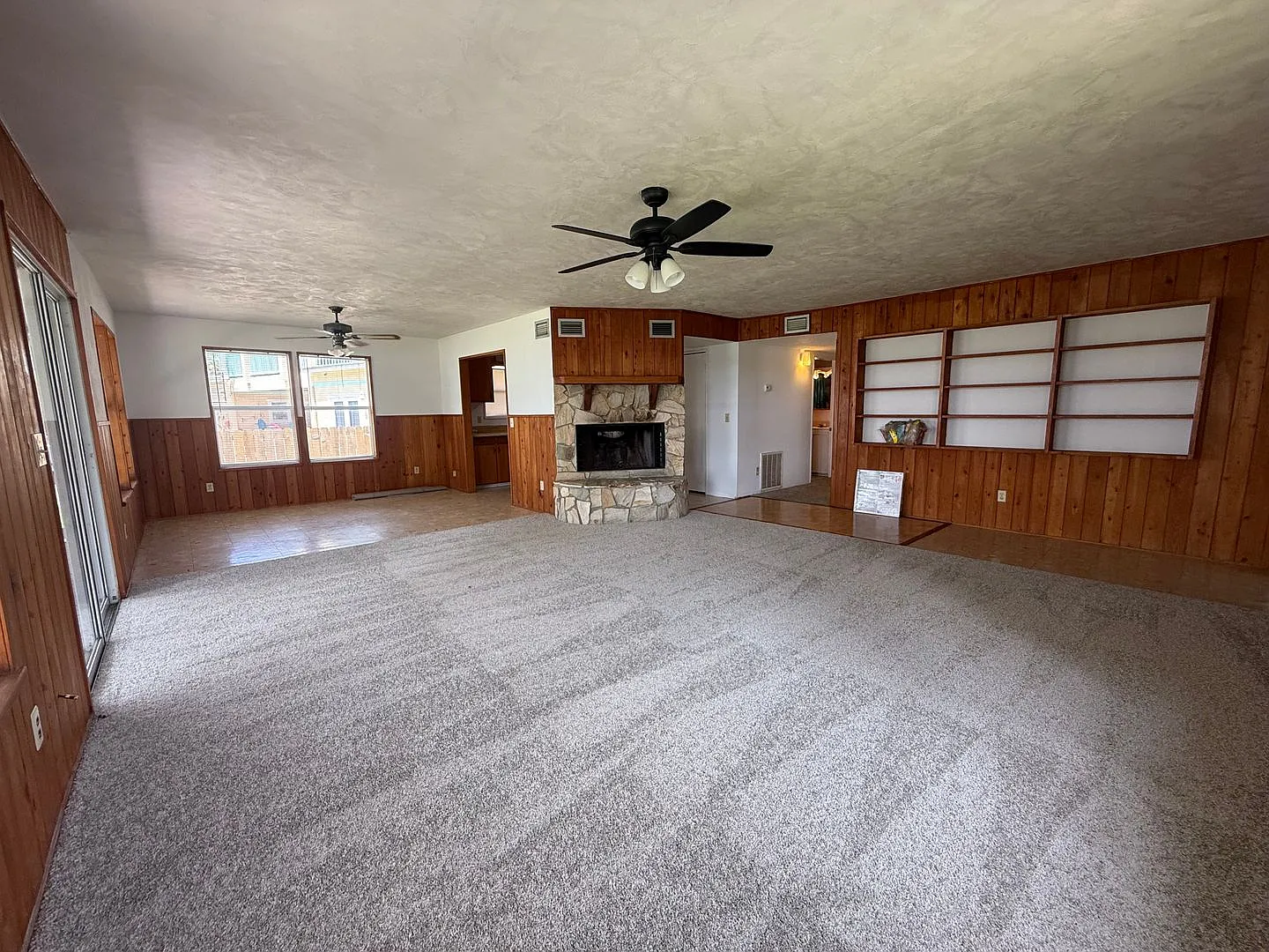 Attractive 3-bedroom, 2-bath home with river view — Photo 4