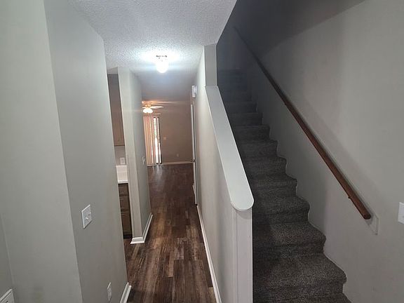 3rd image of 210 Candlebrook Dr