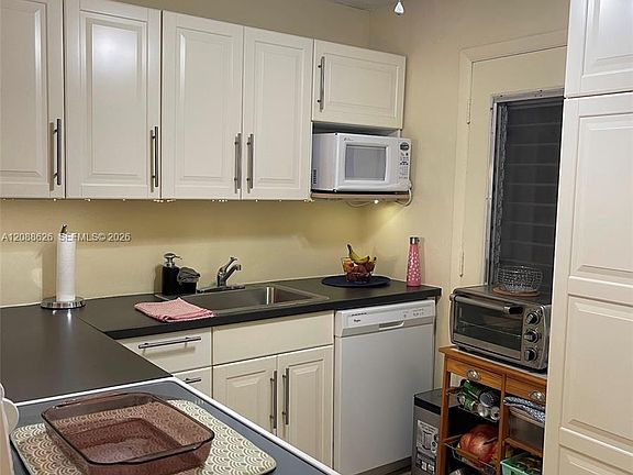 4th image of 17001 NE 13th Ave APT 302