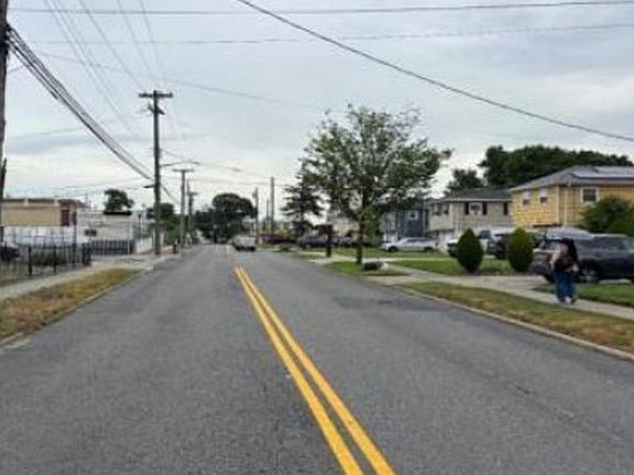 Exterior Neighborhood (street photo)