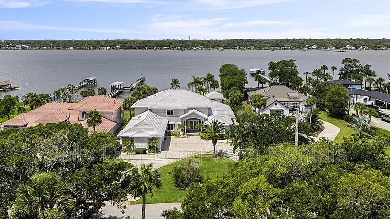 5 bed, 5.0 bath, 5398 sqft, $8,500 — Photo 4
