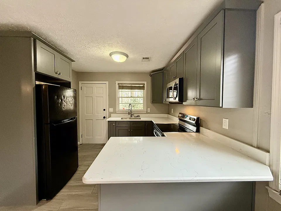 Updated Kitchen w/ Breakfast Bar