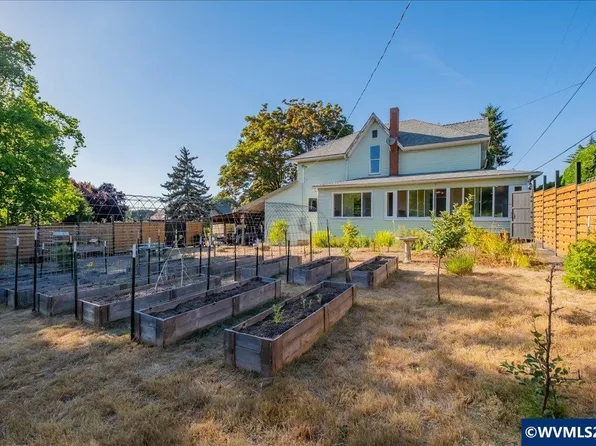 817 N Main St, Brownsville, OR 97327